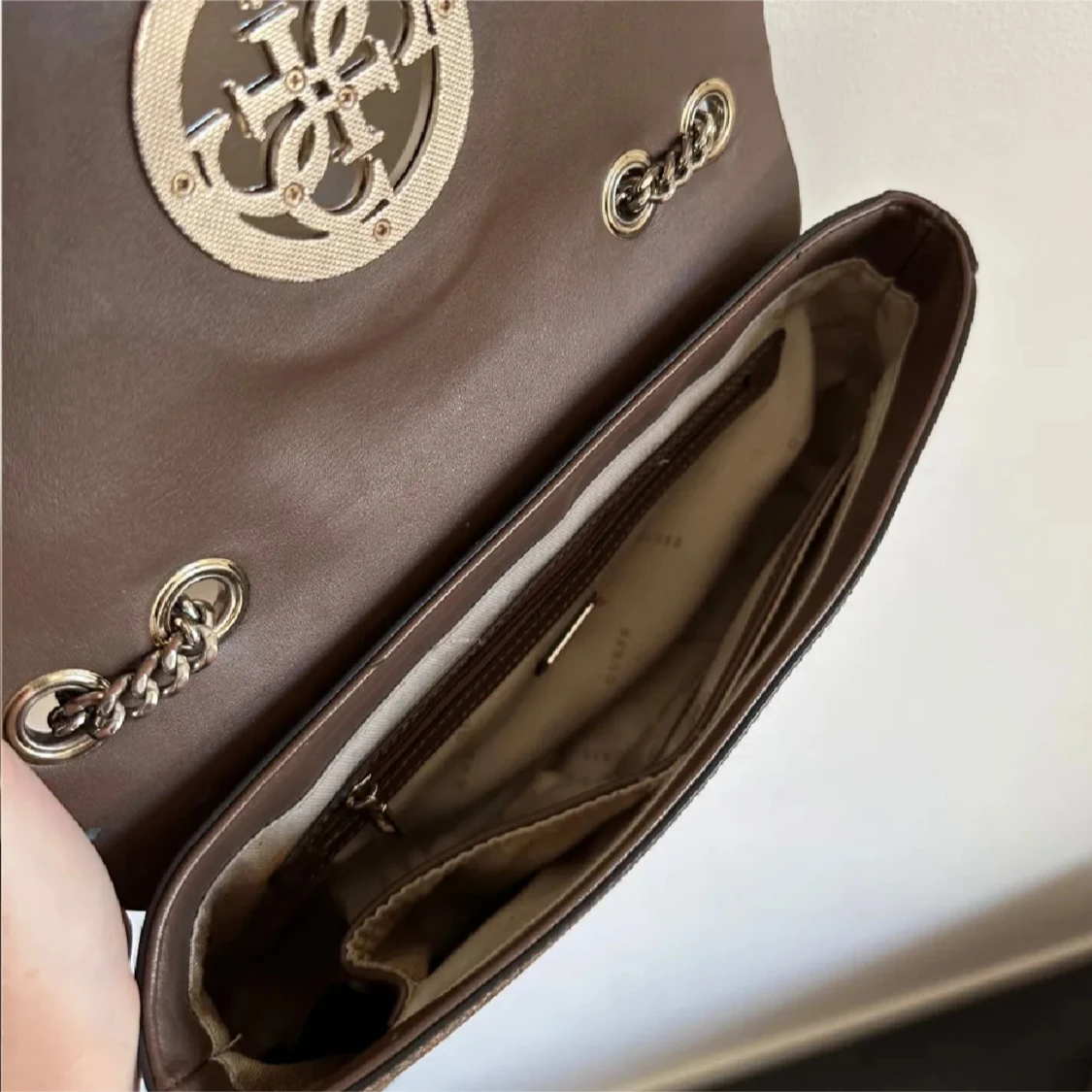 Beige axelväska från Guess med kedja - 2