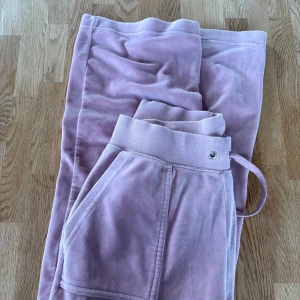 Rosa juicy coutore byxor - Rosa juicy coutore byxor i rosa, storlek S. Flera fläckar som syns på bilderna utom det fint skick på byxorna. 💞