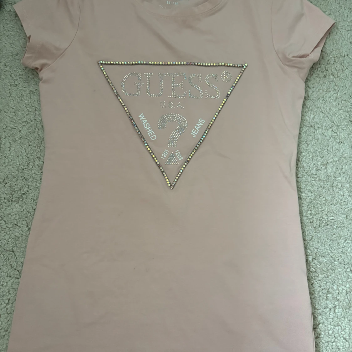 Guess ljusrosa t-shirt med strass - 1