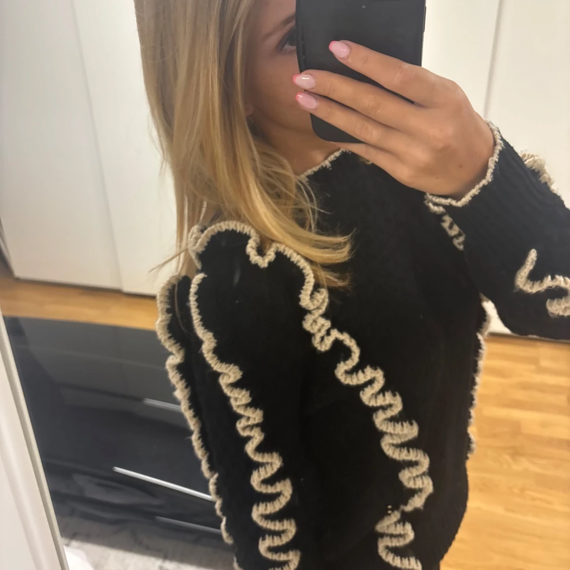 Svart stickad tröja med volangdetaljer - 2