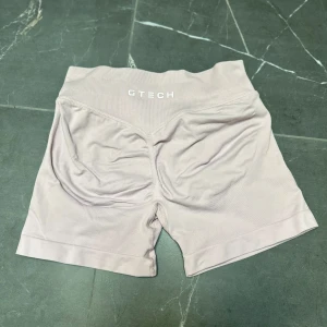 Performance Shorts GTECH - Ljus rosa shorts från GTECH Wear ”performance” och färgen ”pink”. Storlek XS, lite urtvättade så färgen har blivit lite svagare rosa, men ej noppriga eller såvidare. Ljuset var inte heller rättvist på bilden så lite mer rosa i verkligheten.🩷