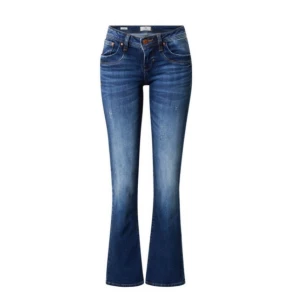 Valerie Ltb jeans - Snygga och slutsålda lågmidjade blå jeans från LTB med bootcut passform. Jeansen har en cool tvätt med ljusare partier och kontrastsömmar. Nypris 869. De passar mig som brukar bära Xs-S och är ungefär 169cm lång. De är lite upptrampade på höger ben (kan skicka bild om det önskas)