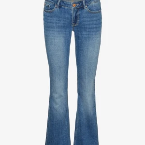 Blå bootcut jeans från Vero Moda XS/32 - Snygga blå jeans från Vero Moda i bootcut modell med låg midja. Dom är köpta för 599kr och jag har använt dom bara ett par gånger eftersom de var lite för korta💞💞