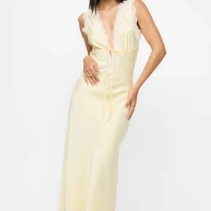 Ljusgul satinklänning bikbok - Superfin ljusgul satinklänning, helt ny (lapp kvar)! Helt slutsåld🙌🏻 skriv för fler bilder, nypris 799kr!