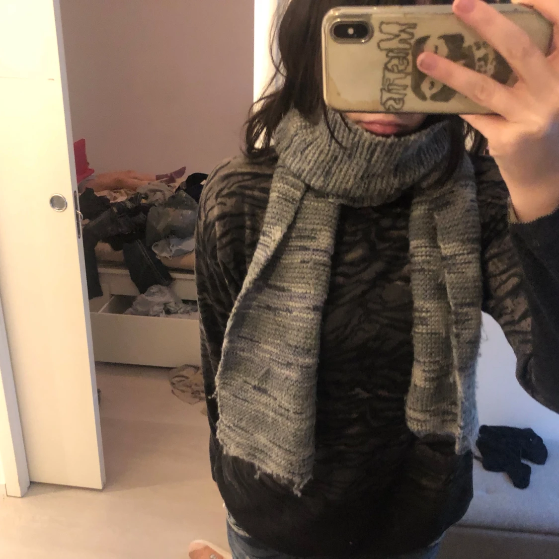 Grå stickad halsduk med mönster