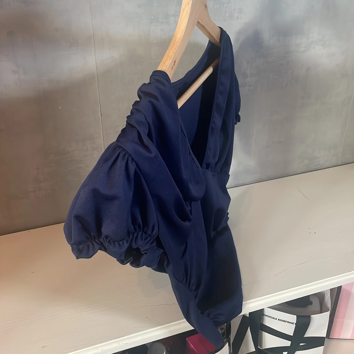 Mörkblå v-ringad blus med puffärm - 2
