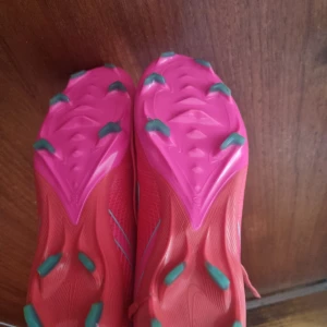 Nike Mercurial rosa fotbollsskor - Säljer ett par Nike Mercurial pro, de var lite för stora, de är testade på en provträning mer än så är de inte använda , ser ut som helt nya storlek 37 i barnstorlek 