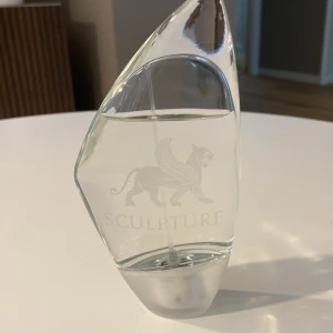 Nikos Sculpture Homme EdT 100ml - Det här är en parfym med lukt av lime och citron fräsch och får vibes av strande, perfekt en strand dag🍋🍋‍🟩🏖️