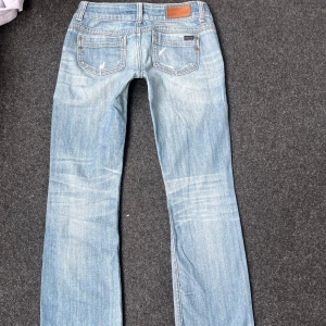 Lowrise Bootcut Jeans - Säljer dessa otroligt snygga bootcut jeans från Only, storlekslappen är bortklippt men kolla måtten gärna, skulle också gissa på S/M😇💖 De är i bra skick men är lite nötta mellan låren😇