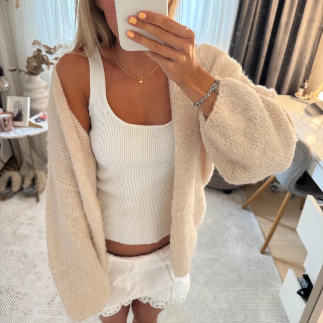 Beige stickad kofta med knapp - 2