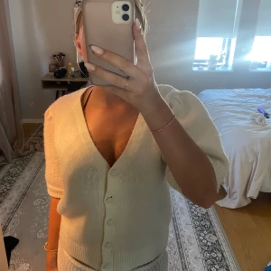 Krämvit stickad kofta med puffärm - Säljer en krämvit stickad kofta med puffiga kortärmar! Jag köpte den på Gina tricot för några månader sen, men tycker inte den passar till min stil längre. Använd circka 2-3 gånger💐