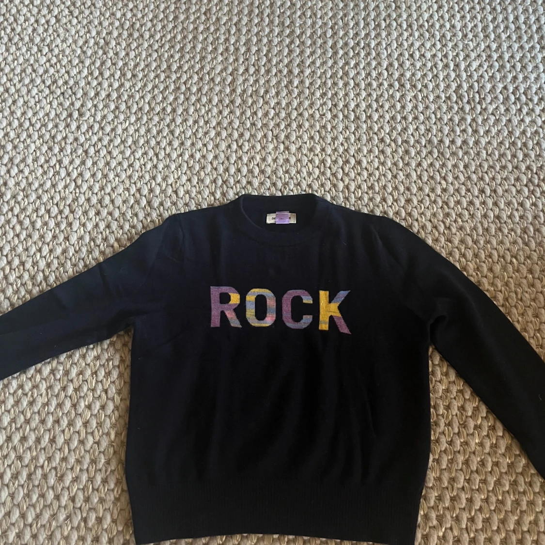 Mörkblå stickad tröja med ROCK-tryck💞 - 1