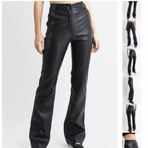 Svarta bootcut byxor i skinnimitation - Bootcut byxor från Madlady i skinnimitation, mycket fint skick!