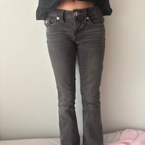 True Religion grå bootcut jeans - Säljer ett par jätte snygga gråa True Religion BECCA jeans i storlek 23. Säljer dom för att dom är för små för mig. Dom är uppsydda av jeans bolaget och har då innerbens längden 69. Tvättas innan dom skickas. Det är bara att skriva om ni undrar över något💕 Skulle även kunna tänka mig att byta mot ett par true religion jeans i joey i storlek 24 eller 25