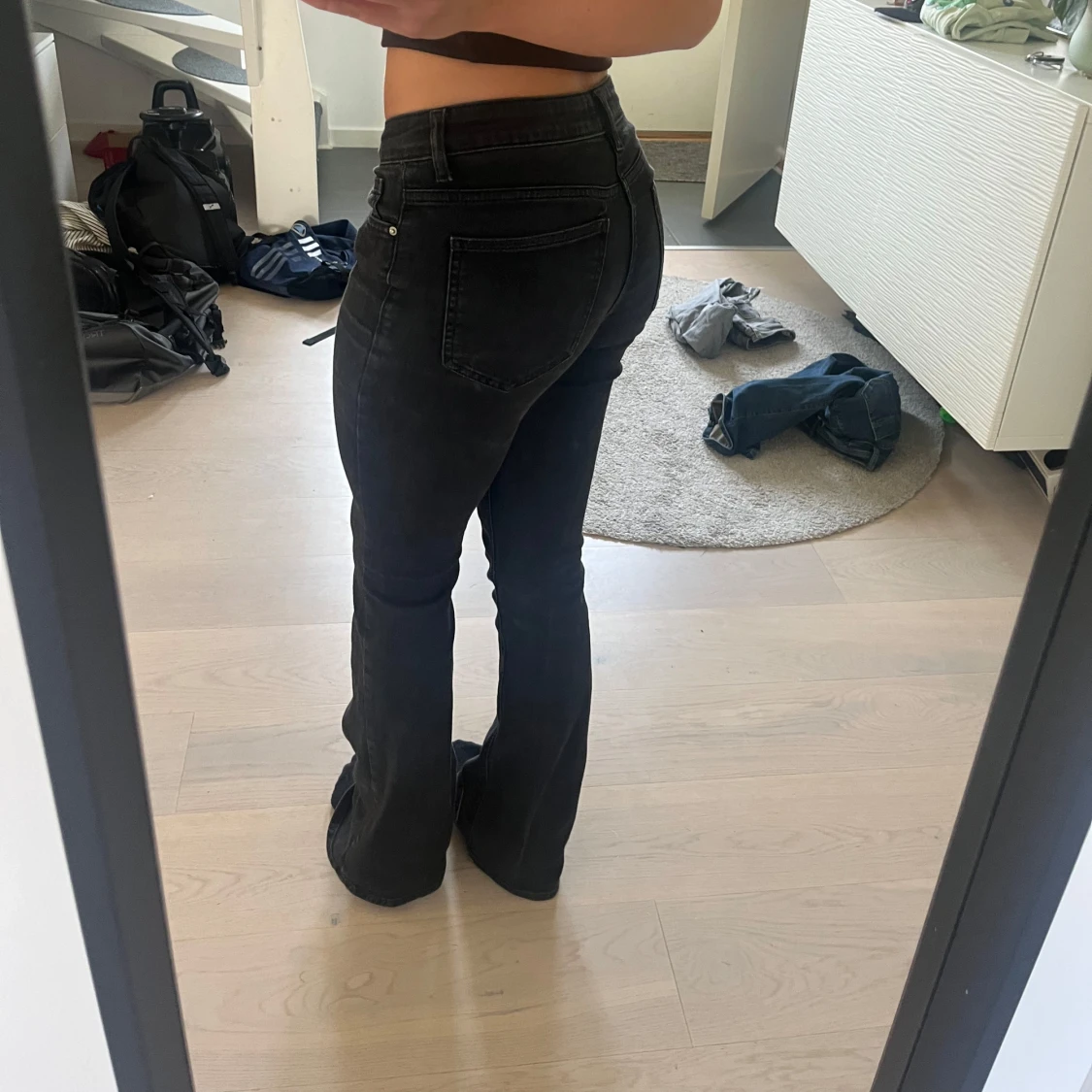 Svarta midwaist bootcut jeans - 1