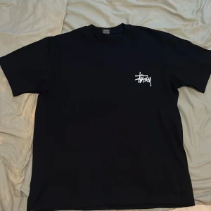  Stüssy t-shirt  - Svart Stüssy t-shirt. Perfekt för dig som gillar streetwear. Säljer den då den inte passade mig. Storleken är M. T-shirten är aldrig använd. Det förklarar det utmärkta skicket. Pris kan gå att diskutera. Hör av dig vid fundering 🌟