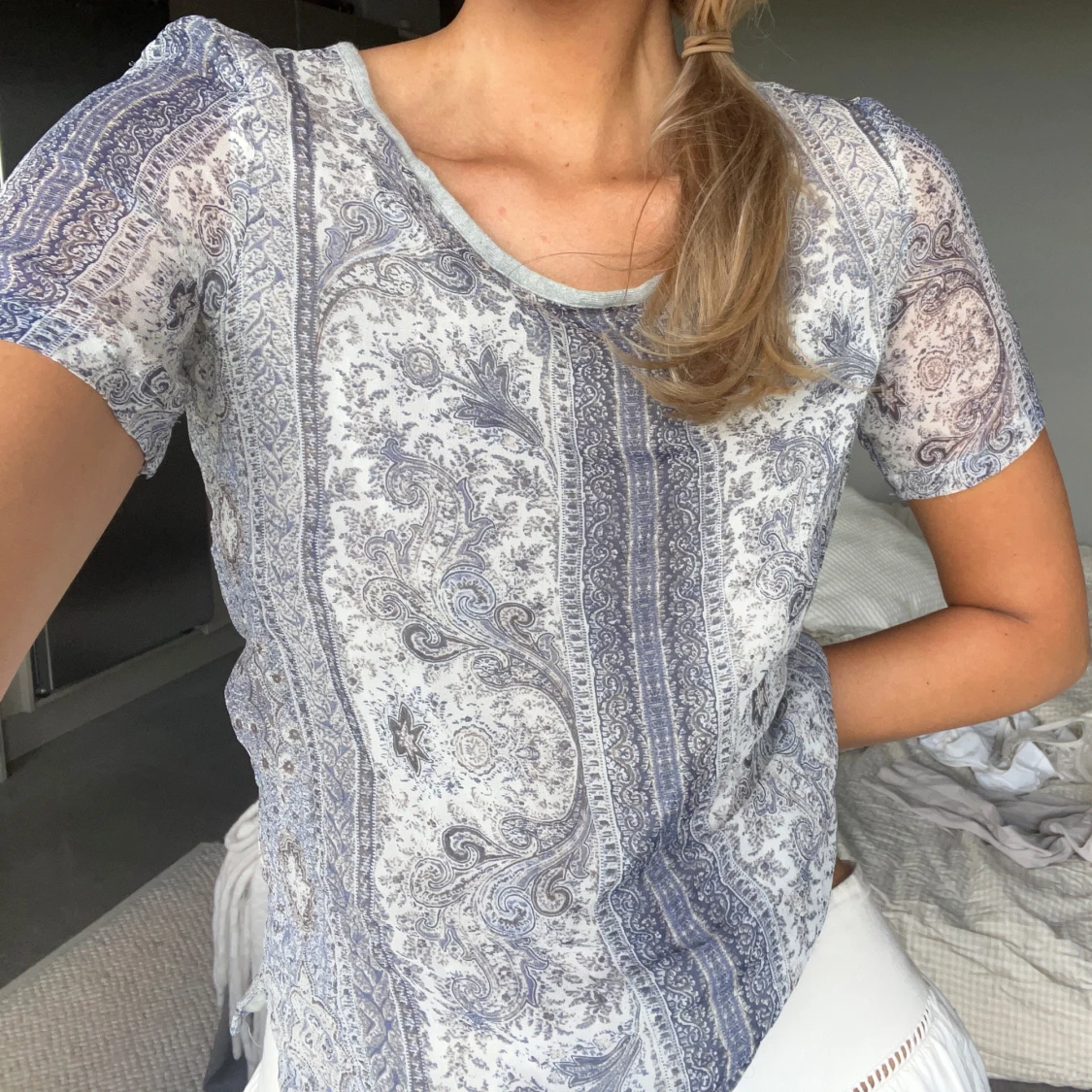 Blåvit mönstrad blus med kort ärm - 2