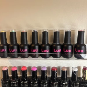Färgglada nagellack från Luunails - Säljer ett gäng snygga nagellack i olika färger från luunails (gul, grön, rosa, blå, svart, vit, ljusblå, baby rosa) (9 st) nypris: 130 kr st. Några är liiiteee mer använda än andra men alla har mycket produkt kvar i sig! Säljer dessa pga de nya TPO reglerna så perfekt för dig som endast gör naglar på dig själv! 
