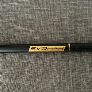 Unihoc EvoLab 29 - Säljer ett fint Unihoc EvoLab  skaft i 29 flex 96cm, mycket fint skaft, lätt och bra balans men tyvärr för kort för mig
