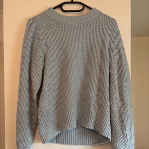 Ljusblå stickad tröja från Monki - Säljer en ljusblå stickad tröja från Monki i storlek M. 