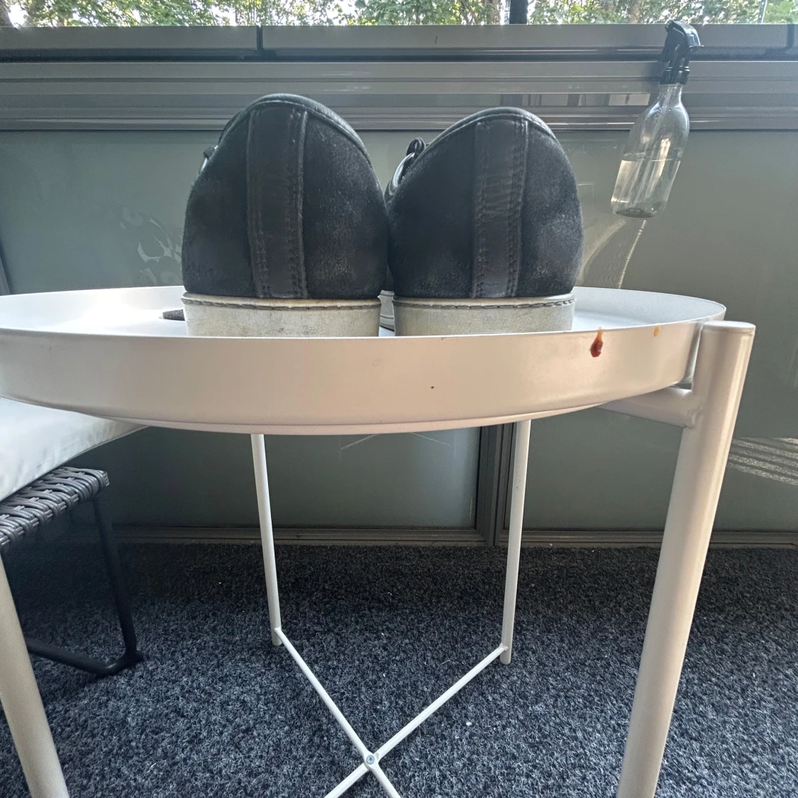 Svarta sneakers med mockadetaljer - 2