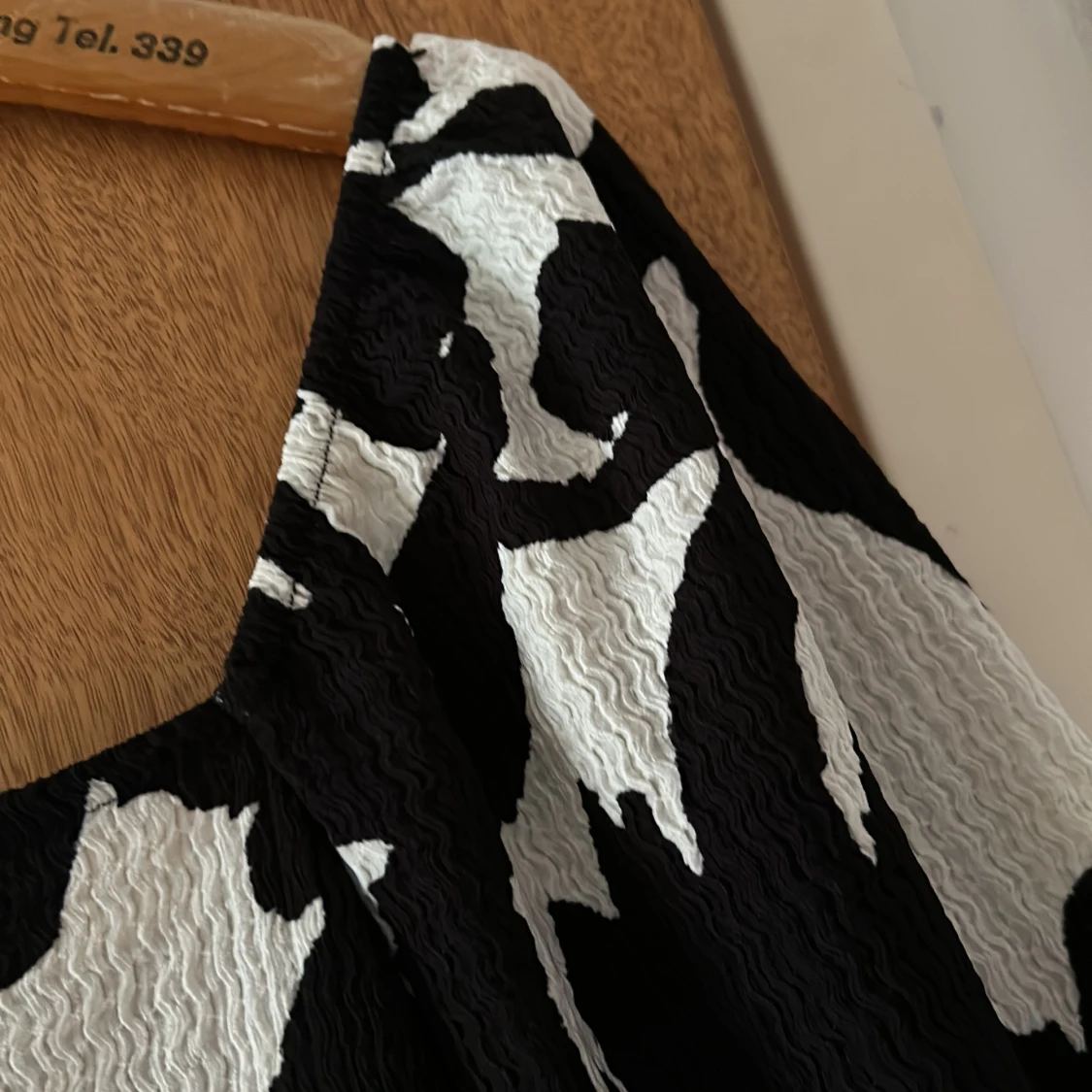 Svartvit blommig klänning Bubbleroom - 4