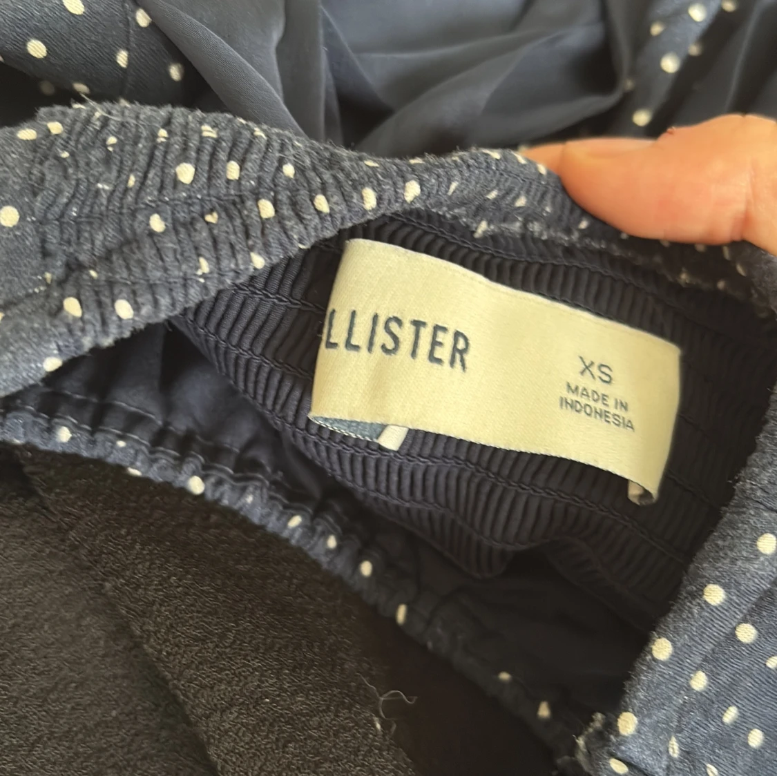 Mörkblå prickig blus från Hollister - 2