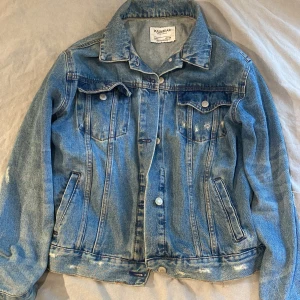 jeansjacka - blå jeansjacka från pull and bear i storlek M💕 säljer på grund av att den  tyvärr inte kommer till användning. 