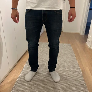 Lee jeans  - Ett par snygga Lee jeans som är använda med en liten defekt under som man kan se på bild 3. Nypris 800kr. Hör av dig vid frågor eller funderingar 