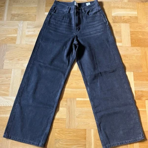 Svarta wide jeans från IDLT - Säljer ett par svarta jeans från IDL, de är straight\baggy fit. Har aldrig haft på mig de ute bara testat inomhus osen va de för stora för mig så tänkte sälja de.