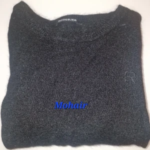 Stickad tröja från Rodebjer - Stickad tröja från Rodebjer i mohair. Perfekt för lager-på-lager och passar dig som gillar minimalistisk stil. Liten S så passar även XS.