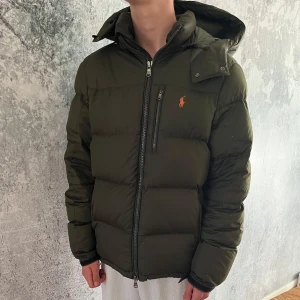Ralph lauren dunjacka  - Fint skick utöver en skavank, syns på bild 2. Tveka inte på att ställa frågor!