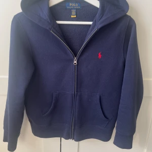 snygg ralph lauren huvtröja - jätte snygg raffe huvtröja knappt använd. både för kille och tjej. passar som xxs. pris kan diskuteras