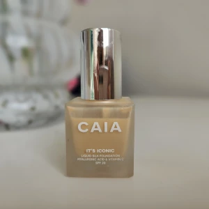 CAIA It's Iconic Foundation 1W - Inte mycket taget ur den, så bild. Köpt i våras. Det är nyans 1W.
