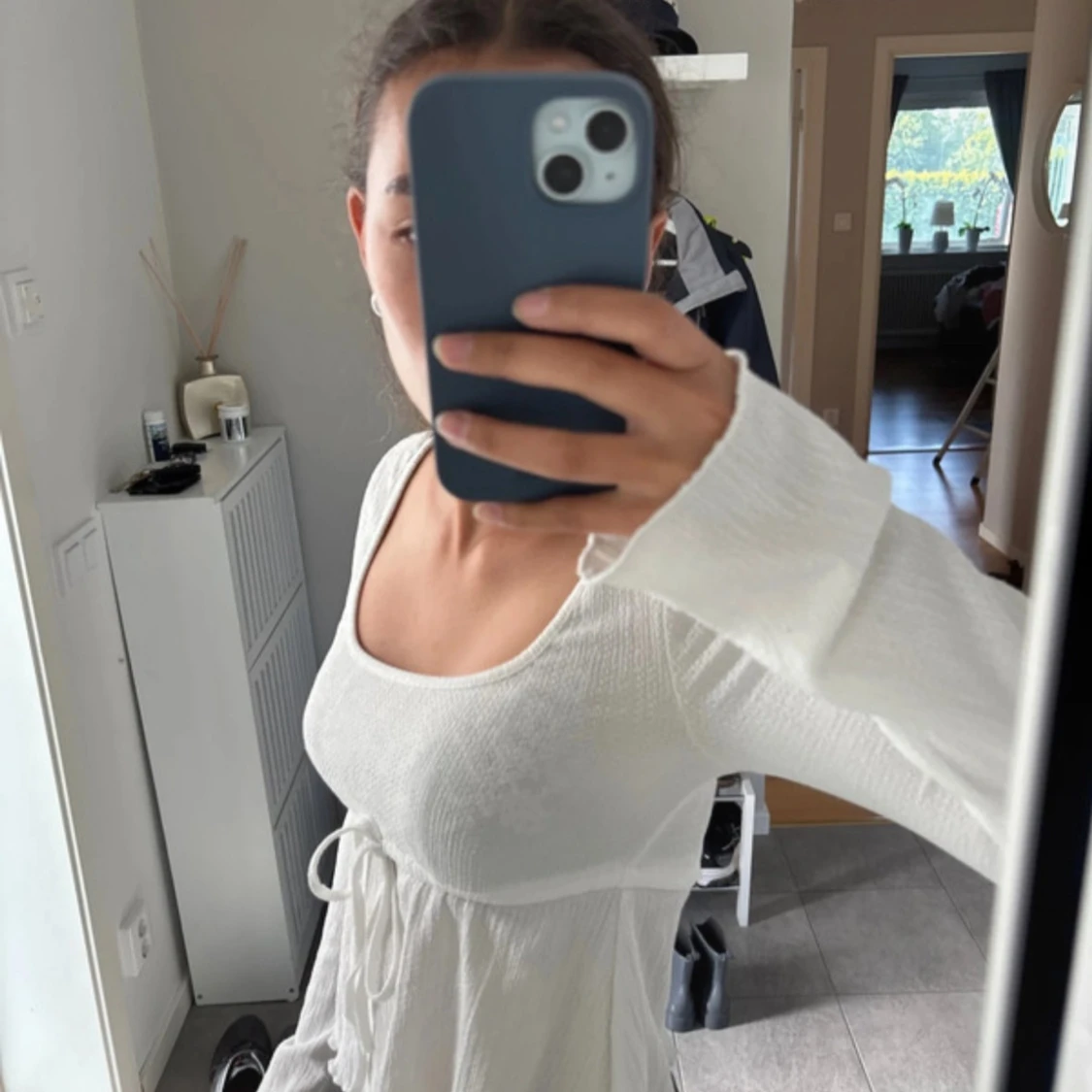 Vit långärmad blus med knyt - 2