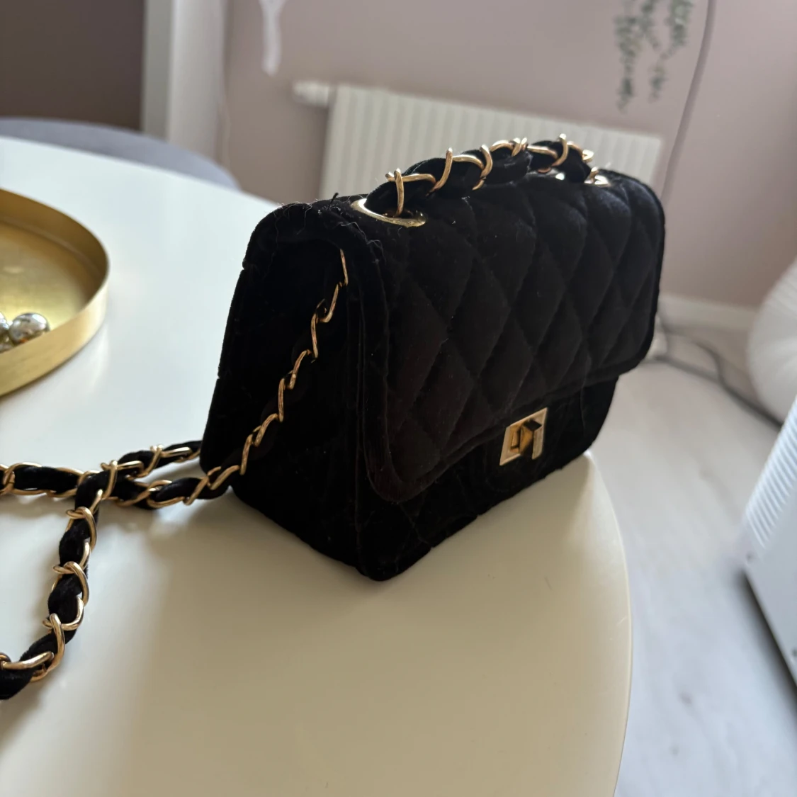 Svart quiltad axelväska med kedja - 3