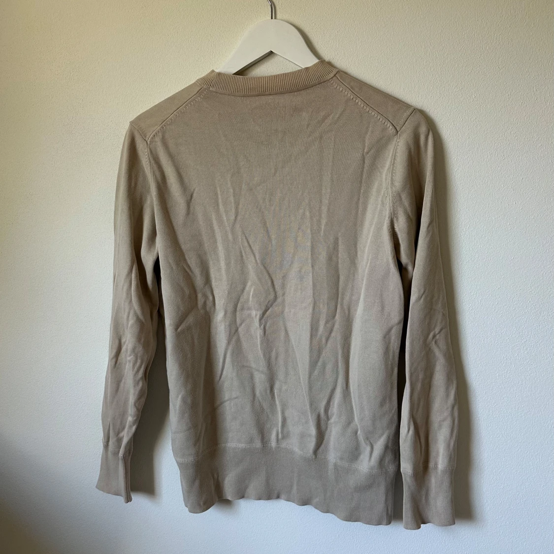 Beige stickad tröja från ARKET - 1