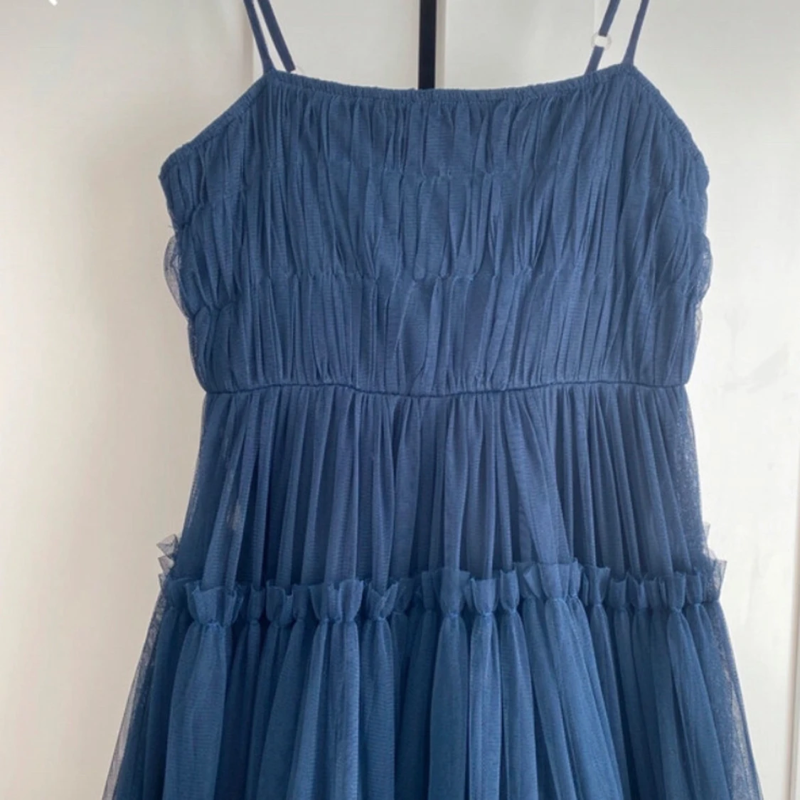 Marinblå långklänning med volanger - 1