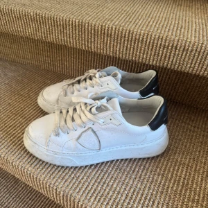 Philippe Model skor - Sneakers från Phlippe Model i storlek 37. Jättesköna och lite högre sula. Säljer för 500kr