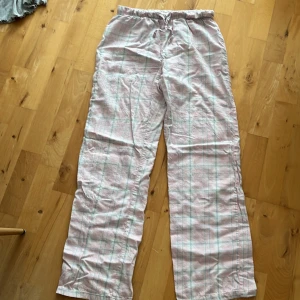 Pyjamasbyxor  -  Säljer ett par rosa rutiga pyjamasbyxor från Gina Tricot. Kontakta om ni vill veta något! 🫶🏻