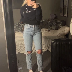 Ljusblå jeans - Säljer ett par super fina ljusblå jeans med slitningar över knäna, Modellen är högmidjad och har raka ben med normal passform. Jeansen är från Gina tricot i storlek 36. Pris går självklart att diskutera!😊