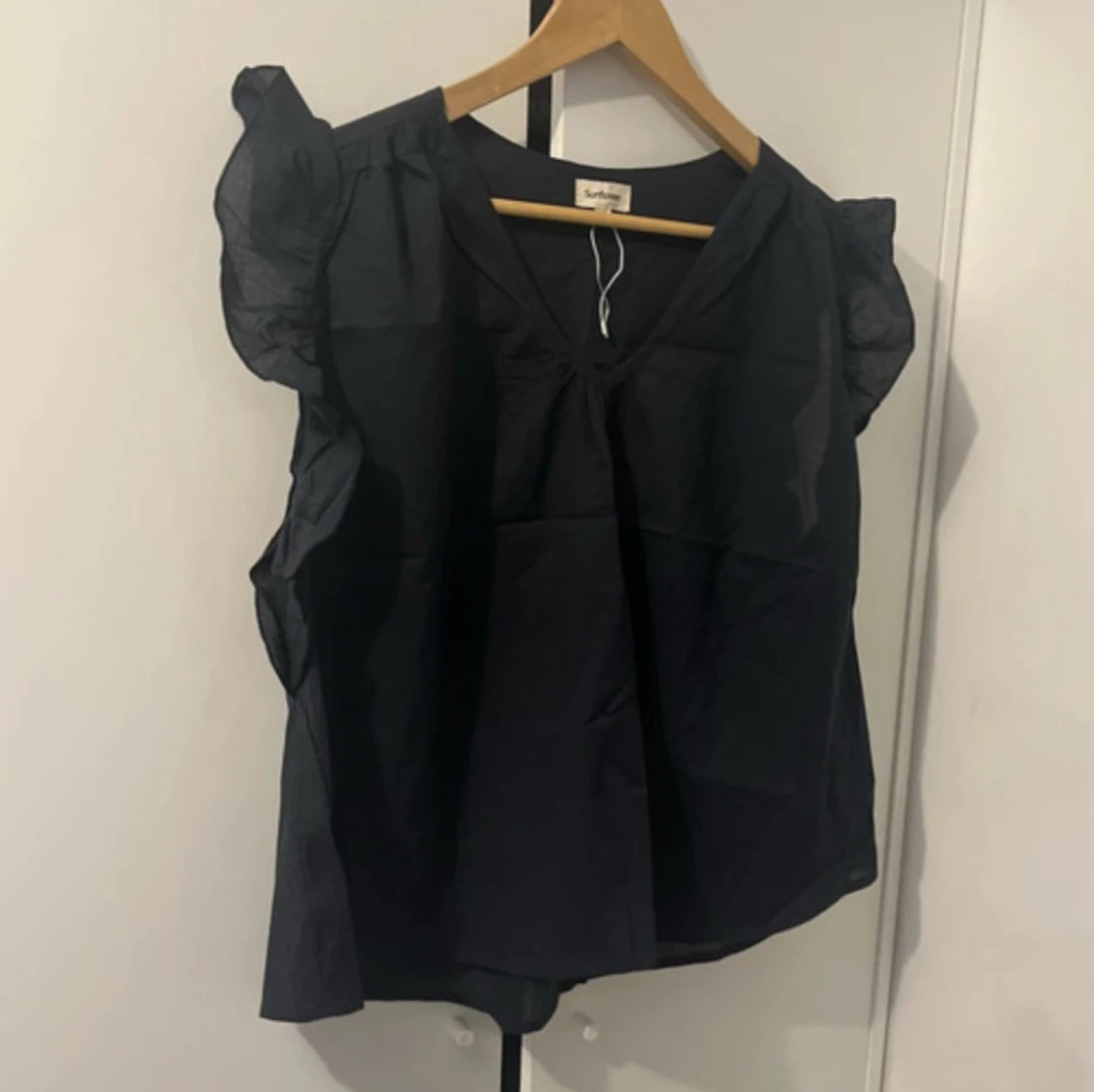 Svart blus med volang från Sunflower