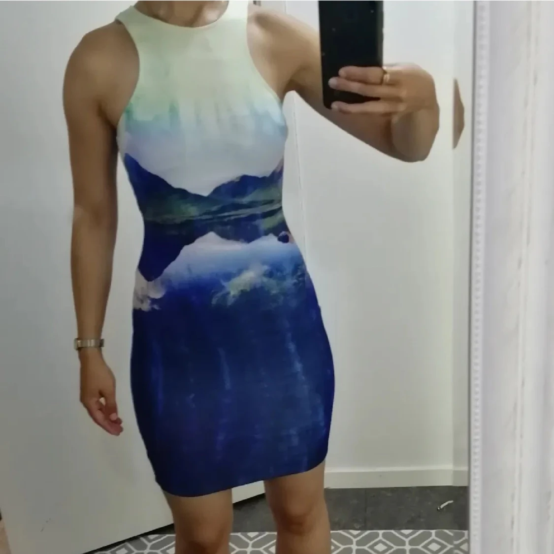 Blå kortklänning med landskapsmotiv - 1