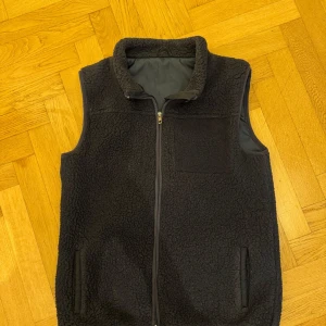 Marinblå fleeceväst med dragkedja - Säljer en fet marinblå fleeceväst med dragekejda och två fickor. Västen är perfekt för kyligare kvällar nu till sommaren. Storlek S. Priset är ej hugget i sten💰. Skriv vid frågor eller funderingar så svarar jag snabbt!!