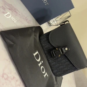 Svart Axelväska av Dior - Knappt använd. Fraktar inom 1 dag samt kommer väska med en Dior dustbag och en Dior box. Buda gärna!