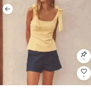 Gul linnetopp med rosettband - Supersöt ljusgul topp ifrån Zara🥰 Köptes för någon månad sen och använd 2-3 gånger. Super fin till ett par mörka jeans o massa smycken. Man kan använda till middagar/fest.🥰Inga skador på tröjan. 