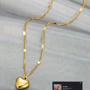 NYTT Hjärtformat Halsband | Rostfritt stål 18K Guldplätering | Ord. pris 700kr - Elegant hjärtformat halsband i rostfritt stål med 18K guldplätering. Hypoallergent och perfekt som present till mamma, flickvän eller någon du tycker om.