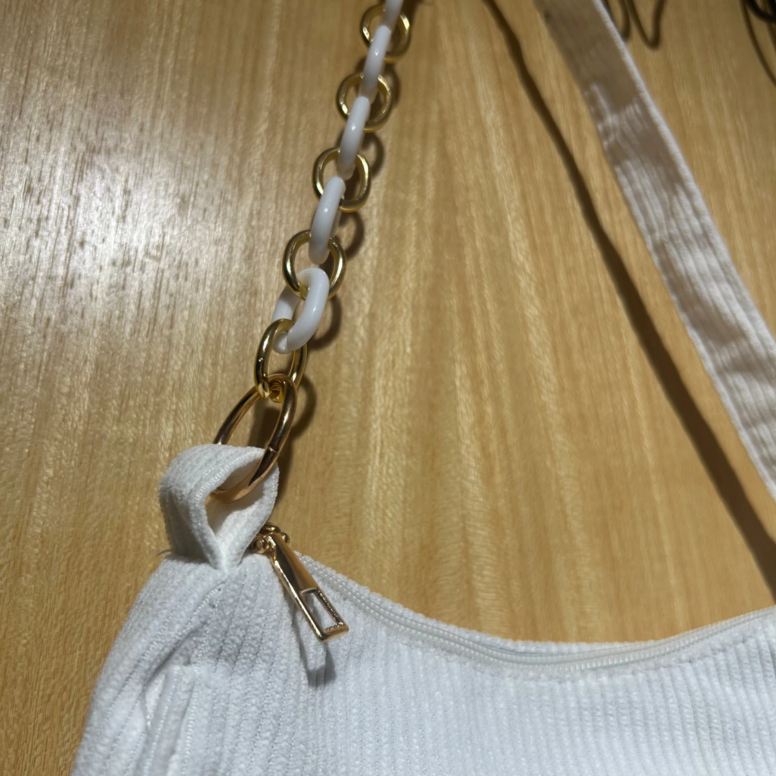 Vit axelväska med kedjedetalj - 1