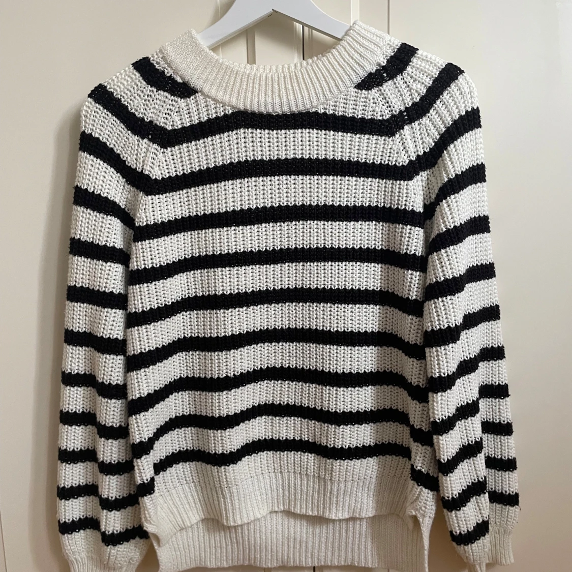 Randig stickad tröja i svart och vitt - 1