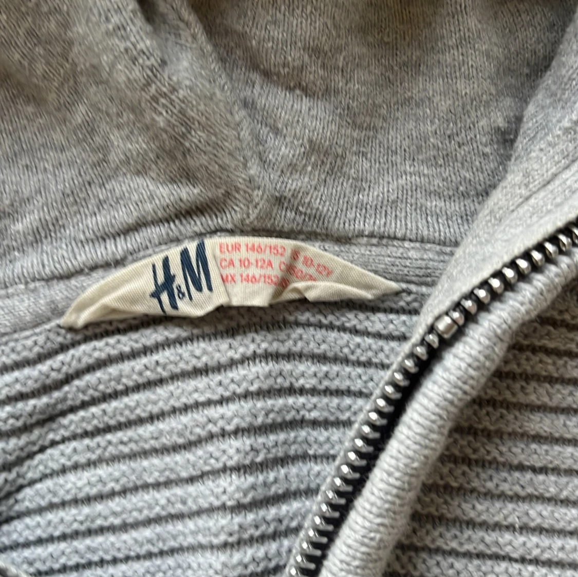 Grå ribbad hoodie från H&M - 1